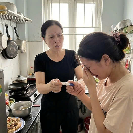 Cô bảo mẫu 20 tuổi ma/ng th/ai sau nửa năm chăm sóc ông lão 70 tuổi, con gái nổi c/ơn ta/m b/ành ch/ất v/ấn thì l/ộ ra b/í m/ật…