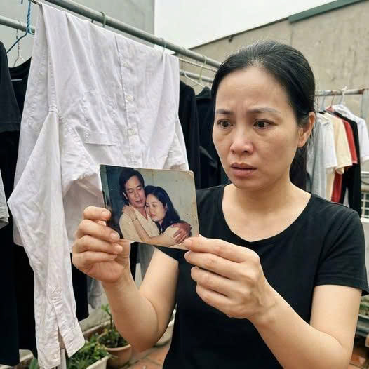 Sống chung 3 thế hệ, đang phơi quần áo cho cả nhà thì cô gái b/ất ng/ờ nhặt được bức ảnh của bố chồng và chị dâu