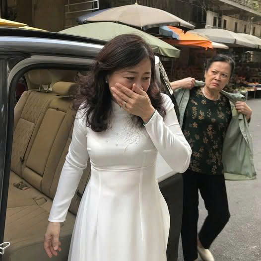 Vừa nhận tin đỗ thủ khoa Đại học Y Hà Nội, tôi chưa kịp vui mừng thì phát hiện mình mang thai. Khi ấy, chồng tôi vẫn còn là sinh viên bác sĩ nội trú, áp lực học hành dồn dập khiến anh không thể dừng lại để chăm lo cho mẹ con tôi.