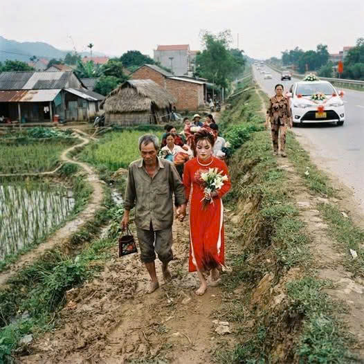 Chê nhà gái nghèo nằm tận cuối con đê, mẹ chồng tương lai bắt cô dâu cùng cha đi bộ ra tận quốc lộ để lên xe hoa.