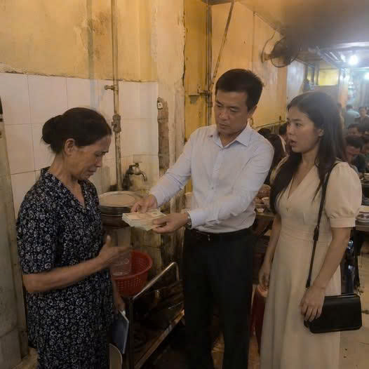 Đưa mẹ vợ cũ 5 triệu giữa quán, cái kết khiến vợ mới sốc