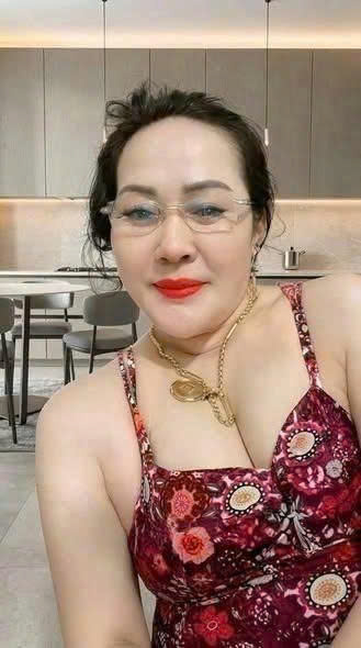 Nhà Tôi Bị B//ão Cuốn Hư Hỏng Hết, Tôi Đành Sang Ở Nhờ Nhà Thằng Con Trai. Nó Bảo: “Bọn Con Cần Riêng Tư, Vợ Con Thấy Không Tiện.” Tôi Bèn Gọi Cho Bạn Cấp Ba—Giờ Là Một Doanh Nhân Thành Đạt. Không Ai Biết Tôi Vẫn Giữ Số Của Anh. Khi Anh Tới Nơi, Anh Chỉ Nói Đúng Ba Chữ..