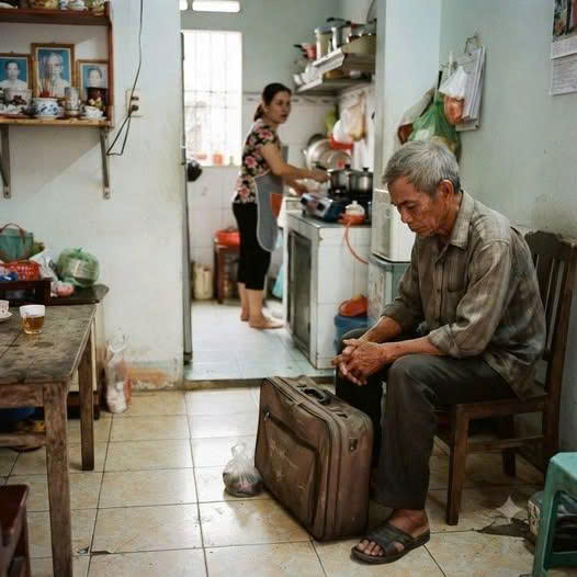 Sau khi b:án h:ết t:ài s:ản c:hia đều cho các con, cụ Sáu lần lượt đến từng nhà ở nhờ. Chỉ chưa đầy một tháng, ông ngh:ẹn l:òng khi nhìn rõ l:òng người