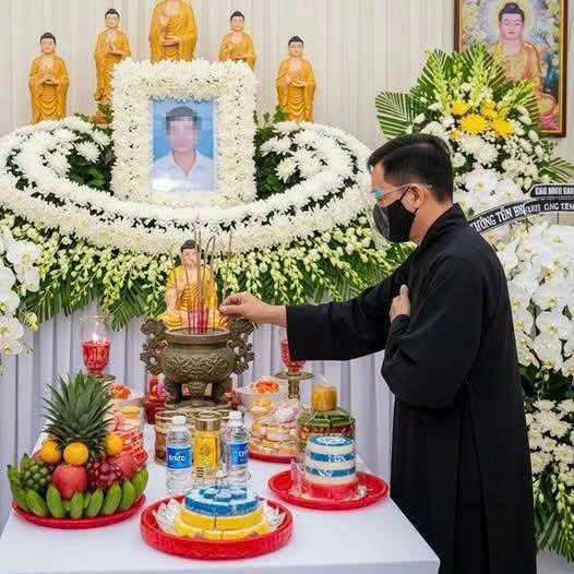 Sếp cũ qua đời, cả cơ quan chỉ mình tôi đến viếng, ngẫm thấy lòng người lạnh lẽo bạc bẽo, nhưng nửa năm sau, tôi bỗng dưng được thăng chức nhờ ơn người đã mất